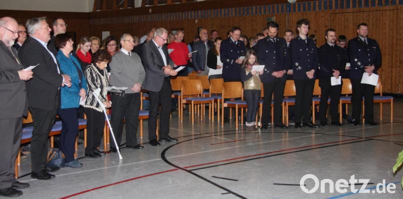 Zum Abschluss erklang die Bayernhymne, die von den Gästen gemeinsam gesungen wurde. Bild: wro