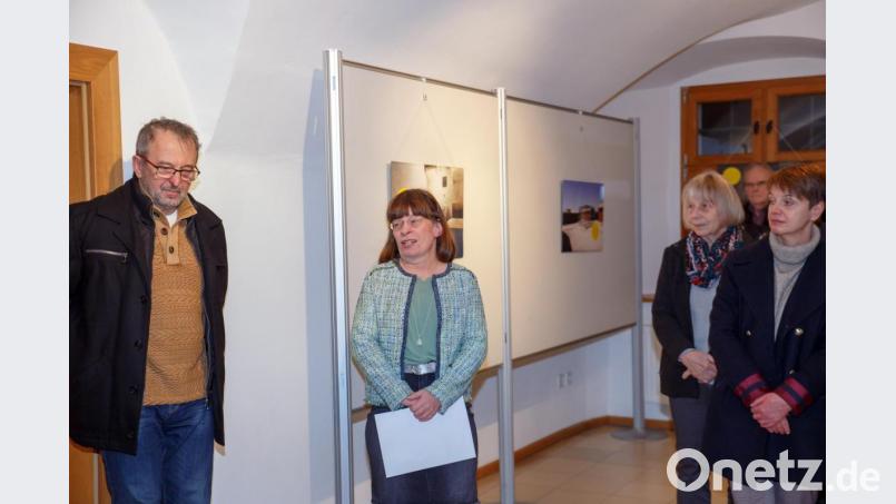 Amnesty Vorsitzende Barbara Beck (Zweite von links) eröffnete die Fotoausstellung &quot;Alle Menschen&quot; im Pfreimder Museum. Bild: sus