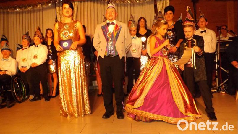 Ihre Hoheiten Kinderprinzessin Eva I. mit Kinderprinz Maximilian I. (vorne, rechts) halten neben Präsidentin Eva Frischholz (vorne, links) ihre Antrittsrede als Regenten. Bild: trj
