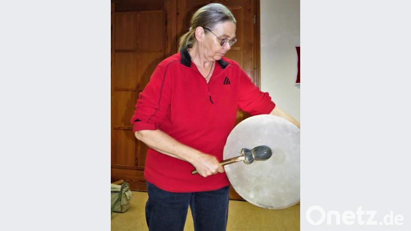 Uschi Hahn bedient eine indianische Trommel, die sie in einem Workshop selbst gemacht hat. Bild: ubb