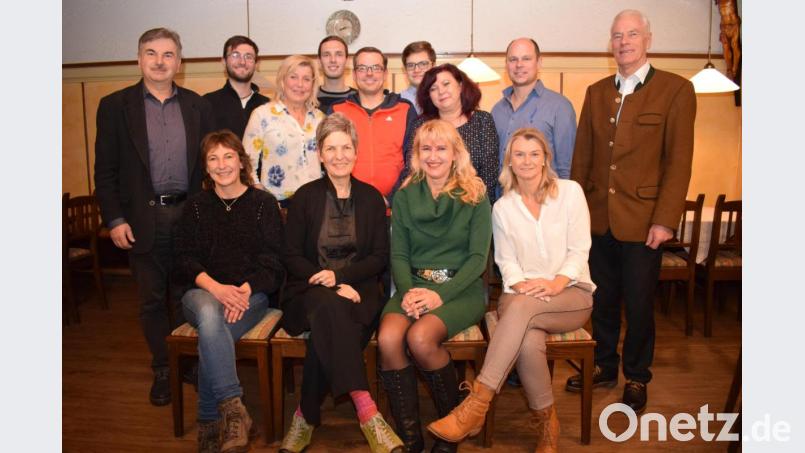 Mit einer Liste, deren Frauenanteil 50 Prozent beträgt, wirbt die ÖDP um die Stimmen der Wähler. Zur Nominierung gratulierten Kreisvorsitzender Alfred Damm (links) und sein Stellvertreter Arnold Kimmerl (rechts). Bild: bnr