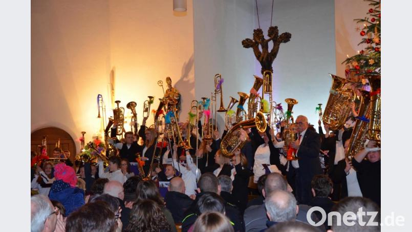 Die Instrumente gen Himmel. Das ist der traditionelle „Bläsergruß“, mit dem sich die Musiker beim Publikum bedanken und sich verabschieden. Bild: amü