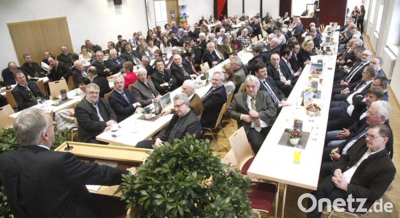 Der Saal des Jugendheimes war beim Sebastiani-Bauerntag voll besetzt mit Vertretern aus Politik, Wirtschaft, Behörden und Verbänden. Bild: Hirsch