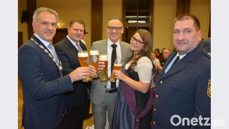 Nicht fehlen durfte beim Neujahrsempfang &quot;Weißbier-Resi&quot; Martina Bleistein. Sie stieß mit Bürgermeister Roland Grillmeier, Zweitem Bürgermeister Stefan Grillmeier sowie Waldsassens Bürgermeister Bernd Sommer (von links) auf ein gutes neues Jahr an. Rechts im Bild Roland Heldwein, Leiter der PI Waldsassen. Bild: jr