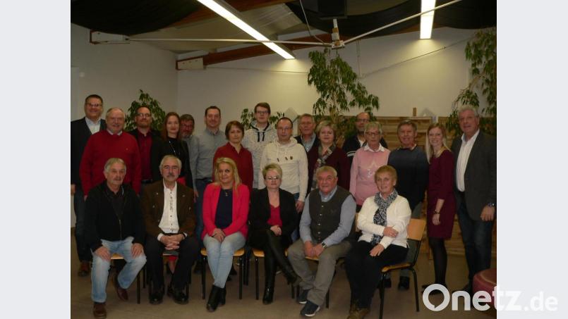 Von einer positiven Überraschung spricht SPD-Vorsitzender Karl Hauser (vorne, Zweiter und Dritte von rechts) bei der Vorstellung der Marktratskandidaten samt Julia Bayer als Bewerberin um den Bürgermeisterposten. Bild: mh