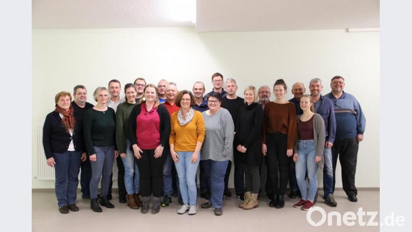 Der Vorstand der Ehenbachtaler Schützen Holzhammer (von links) OSB-Vizepräsidentin Herta Zeiler, Florian Friedl, Susanne Ulrich, 2. Bürgermeister Uwe Bergmann, Susanna Friedl, Fabian Rom, Sandra Ulrich, Thomas Prüll, Hans-Jürgen Ulrich, Michaela Prüll, Hermann Uschald, Manuela Friedl, Johannes Plößl, Markus Ulrich, Viktoria Kraus, Peter Friedl, Christina Müller, Manfred Siegert, Celina Dolge, Werner Schlosser und Manfred Kick. Bild: ffl
