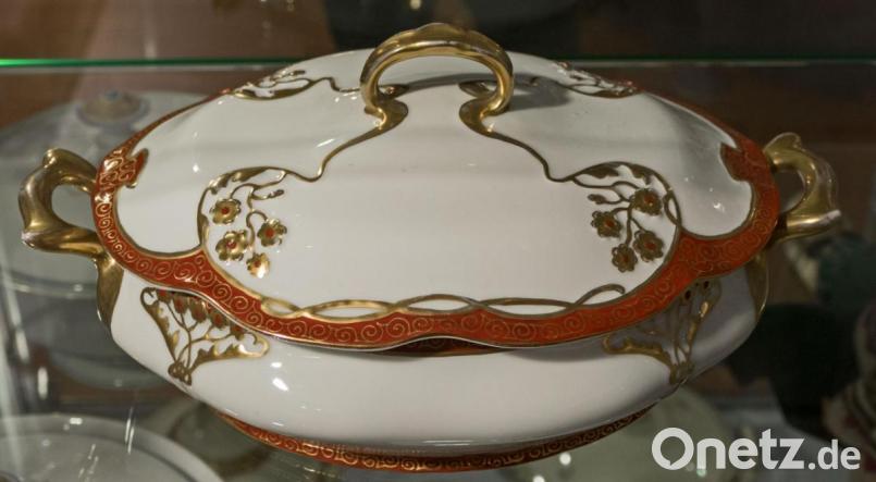 Ab 1899 wurde die Serviceform „Carmen“, zu der diese in purpur und gold handbemalte Terrine gehört, gefertigt. Bild: tr