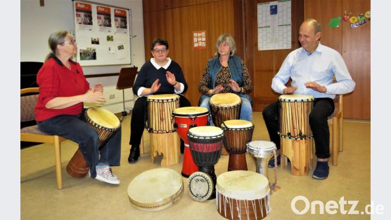 Uschi Hahn, Karina Loße, Helga Bergmann und Lutz Bergmann (v. li.) stimmen beim Trommeln ein Lied mit einem banalen Text an. Permanentes Singen zum Trommeln verstärke den Weg in die Meditation, sagen sie. Bild: ubb