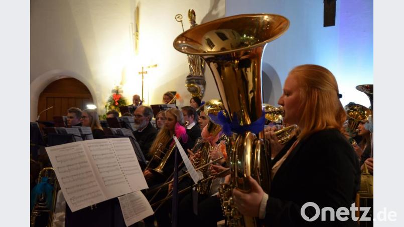 Anna Frank aus dem Posaunenchor Kirchendemenreuth/Parkstein spielt beim Konzert Tuba. Zusammen mit ihren Bläserkollegen aus den Posaunenchören Floß, Forchheim (Sachsen), Kaltenbrunn, Kohlberg, Krummennaab, Neustadt am Kulm, Neunkirchen, Plößberg, Thansüß, Vohenstrauß, Wildenreuth und Wirbenz/Kemnath/Immenreuth hatte sie fünf Tage auf der mittelfränkischen Burg Wernfels zur Vorbereitung auf das Konzert des Bezirksposaunenchors verbracht. Bild: amü