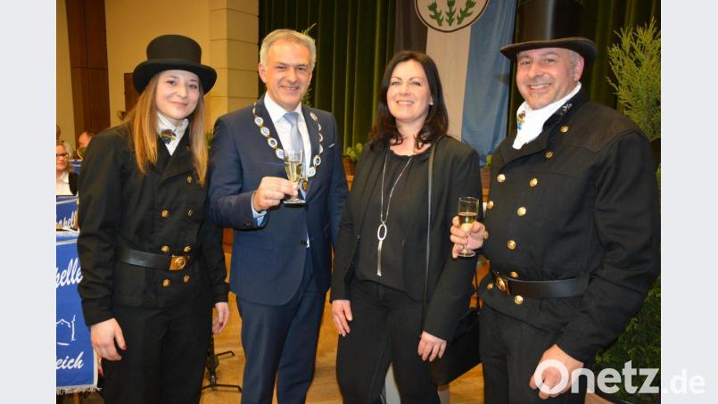 Schornsteinfeger bringen Glück, so heißt es: Bürgermeister Roland Grillmeier und seine Frau Claudia zusammen mit Kaminkehrermeisterin Kathrin Plommer und Bezirkskaminkehrermeister Mario Weiß. Bild: jr