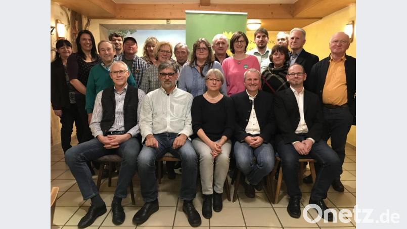 Bündnis 90/Die Grünen ziehen mit 43 Kreistagskandidaten in den Kommunalwahlkampf; im Bild die Kandidaten, die bei der Nominierungsversammlung anwesend waren, vorn Mitte die drei bisherigen Kreisräte Johann Mayer (Zweiter von links), Sonja Reichold und Klaus Bergmann. Bild: eig