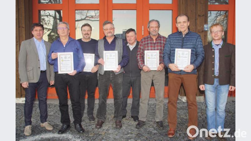 Bei der Generalversammlung erhielten langjährige Mitglieder Urkunden für ihre Treue. Dazu gratulierten auch Bürgermeister Gerald Reiter (links) und Stellvertreter Tobias Eckl (rechts). Bild: mmj