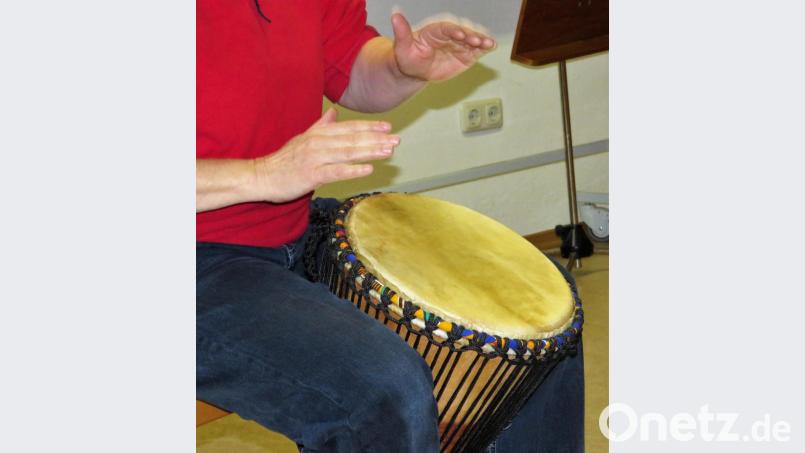 Monotones und rhythmisches Trommeln mit den Händen kann trance-ähnliche Zustände erzeugen. Bild: ubb
