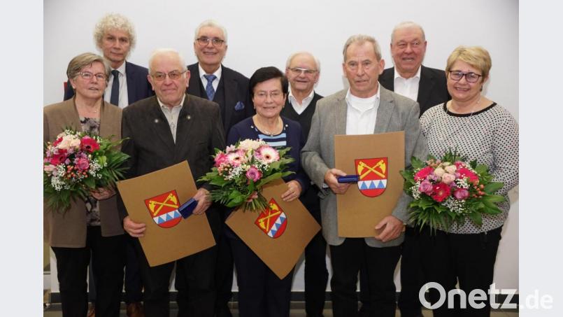 Für Hermine Heinl sowie die Gattinnen von Ludwig Schmidt und Alois Schmid hatte Bürgermeister Josef Hecht Blumensträuße mitgebracht. Unser Bild zeigt von links: Theresia Schmid, Landrat Wolfgang Lippert, Alois Schmid, Bürgermeister Josef Hecht, Hermine und Oskar Heinl, Ludwig Schmidt, Dritten Bürgermeister Eberhard Besold und Christine Schmidt. Bild: bkr