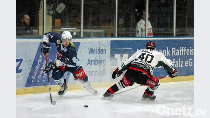 Blue-Devils-Topscorer Tomas Rubes (links, Szene aus einer Partie gegen Rosenheim) erzielte am Sonntag beim 7:6-Erfolg in Füssen den Siegtreffer. Bild: gb