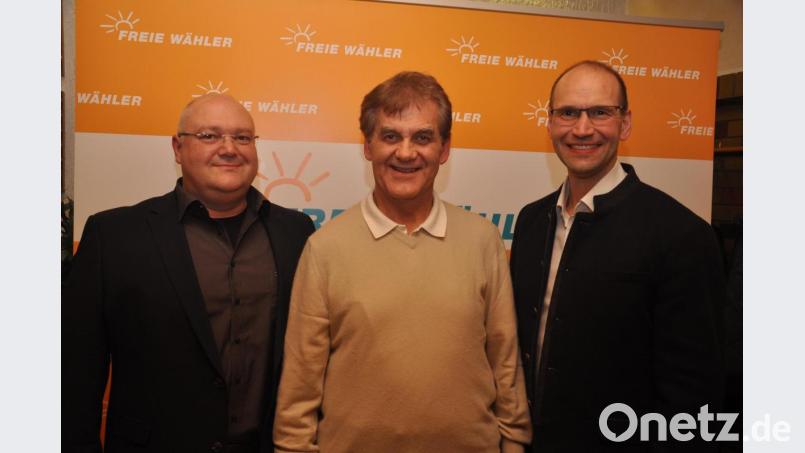 Hubert Häring (Mitte) wird für die Christliche Freie Wählergemeinschaft das Amt des Bürgermeisters in Bärnau anstreben. Am Freitag erhielt er den einstimmigen Auftrag der CFWG. Dazu gratulierten auch Zweiter Vorsitzender Herbert Seitz (links) und FW-Landratskandidat Ely Eibisch. Bild: ws