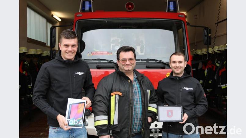 Übergabe des Tablets mit (von links) Zweiter Vorsitzender der Kirwagemeinschaft Jürgen Leißner, Erster Kommandant Richard Leißner sowie Erster Vorsitzender Thomas Schober. Bild: exb