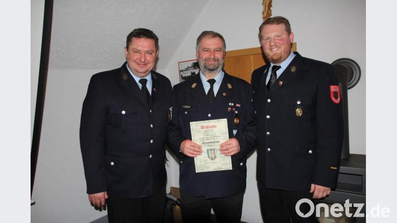 Herbert Laubmann (Mitte) ist zum Ehrenmitglied ernannt worden. Die Urkunde an den langjährigen Kommandanten überreichten Nachfolger Sebastian Lobinger (rechts) und Vorsitzender Michael Turban. Bild: frd