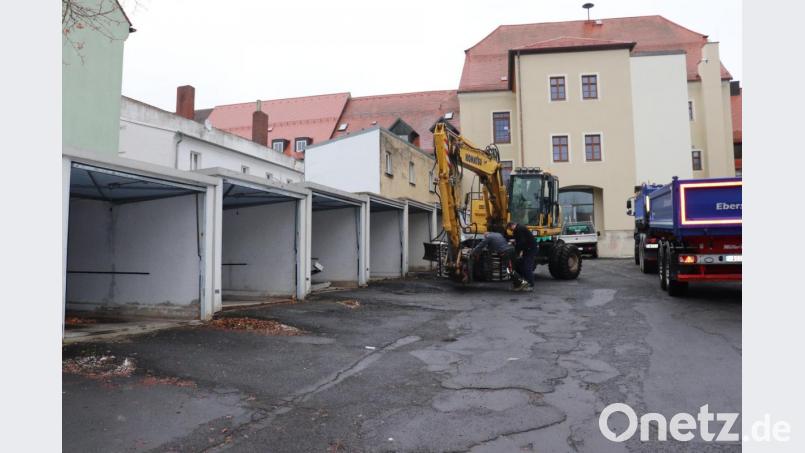 Die Garagen müssen zwar weichen, Parkplätze für die Öffentlichkeit und städtische Mitarbeiter soll es aber im Hinterhof des historischen Rathaus trotzdem noch geben. Bild: Mirko Streich/Stadt Tirschenreuth