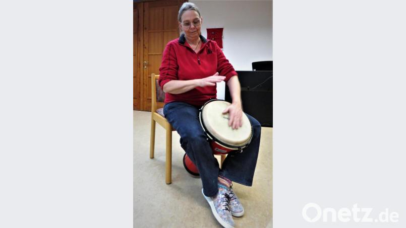 Um die Djembe richtig zu trommeln, muss sie zwischen die Beine eingeklemmt werden. Sonst kann der Resonanzkörper nur dumpfe Töne wiedergeben. Bild: ubb