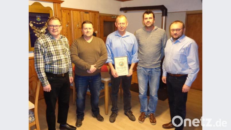 Wolfgang Müllner (Mitte) geht beim Verein der Grenzbachfischer als längster Vorsitzender nun auch als erster Ehrenvorsitzender in die Chronik ein. Bild: fjo