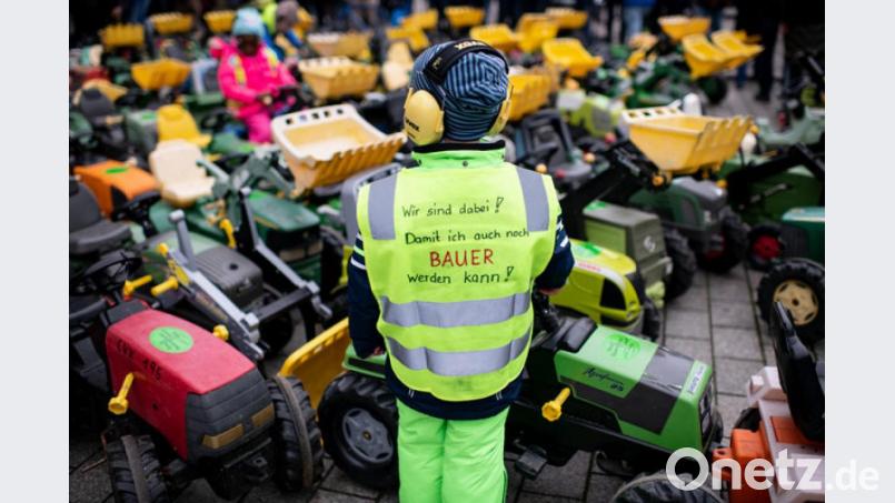 Ein kleiner Junge steht bei einer Protestaktion von Bauern gegen das Agrarpaket der Bundesregierung vor Kinder-Treckern. Bild: Bernd von Jutrczenka/dpa