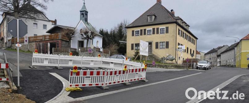 Recht steil gestaltet sich die Einmündung der Silberstraße in die Bahnhofstraße. Hier seien die Arbeiten noch nicht angeschlossen, informierte Bürgermeister Alfred Stier bei der Stadtratssitzung. Damit Fahrzeuge an der kritischen Stelle nicht die Fahrbahn berühren, wurde eine Absperrung vorgenommen. Bild: Schirmer, Werner