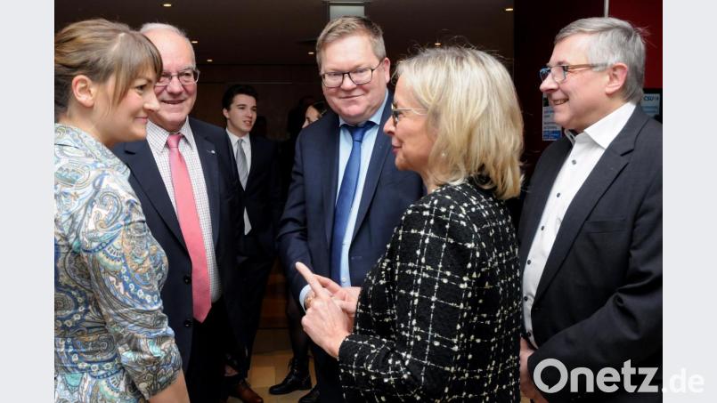 CSU-Kreisvorsitzende Michaela Frauendorfer (Zweite von rechts) hatte zum Neujahrsempfang ins ACC eingeladen. Mehr als 100 Gäste kamen, darunter (von links) Ministerin Judith Gerlach, der ehemalige Landtagsabgeordnete Heinz Donhauser, OB Michael Cerny und Fraktionschef Dieter Mußemann. Bild: Stephan Huber
