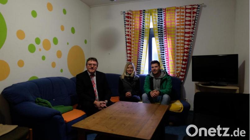 Gespannt auf das erste Repair-Cafe sind (von links) Bürgermeister Hans-Martin Schertl, Organisatorin Linda Trager vom ZEN Ensdorf und Jacob Kohler vom Jugendtreff Vilseck. Bild: Stefanie Gradl