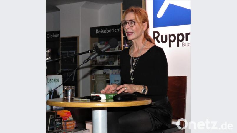 Zwischen den Buchauszügen erzählte Andrea Sawatzki auch viel von Gundulas Leben als Protagonistin eines Buches. Bild: ubb
