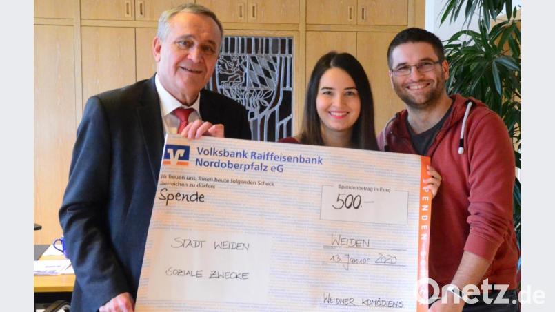 Oberbürgermeister Kurt Seggewiß (links) freut sich über eine Spende der Weidener Komödiens, überreicht durch Marina und Michael Zielbauer. Bild: Kunz