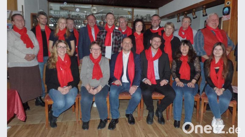 Für die Sozialdemokraten bewerben sich 20 Kandidaten, darunter acht Frauen um ein Gemeinderatsmandat bei der Kommunalwahl: (sitzend von links) Thea Koch, Margit Kaiser, Markus Neubauer, Jan-Michael Fischer, Claudia Fischer und Anna Bröckel, (stehend von links) Martina Fischer, Markus Gillich, Paula Klein, Günther Porsch, Rudi Heier, Sandro Gräbner, Klaus-Jürgen Koch, Annke Gräbner, Jürgen Heier, Viola Eisenhut, Jürgen Degin und Hermann Eisenhut. Bild: br