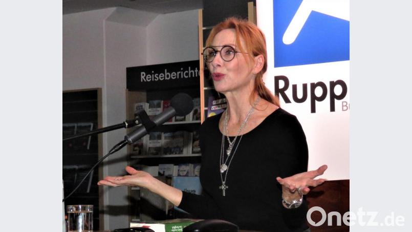 Mit Händen und Füßen und immer wechselnder Mimik ließ Andrea Sawatzki die Lesung zu einem kleinen Schauspiel werden. Bild: ubb