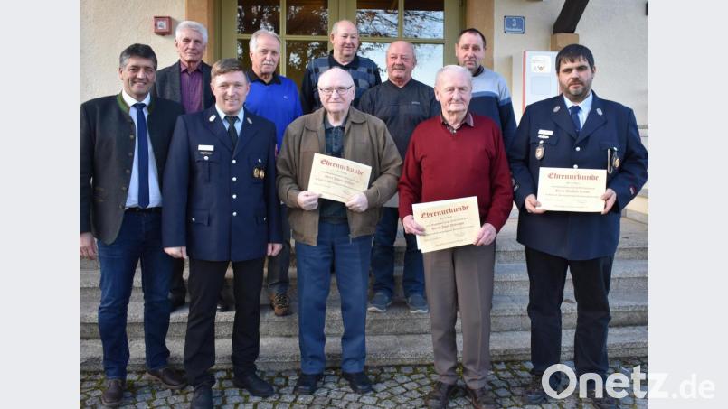 Johann Plößner (vorne, Mitte) unterstützt die Gmünder Feuerwehr seit 70 Jahren. Dafür wird er nun ausgezeichnet. Auch weitere langjährige Mitglieder nehmen Urkunden entgegen. Bild: rgr