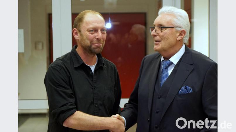 Amtierender Bürgermeister Josef Hecht stellte Michael Wagner (links) als neuen Leiter des Bauhofs vor. Bild: bkr