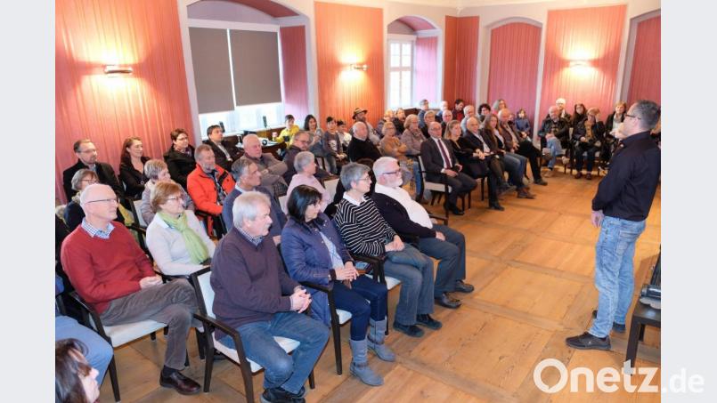 Im überfüllten Musiksaal des Klosters geht der Vernissage eine MultiMedia-Schau voraus. Bild: do