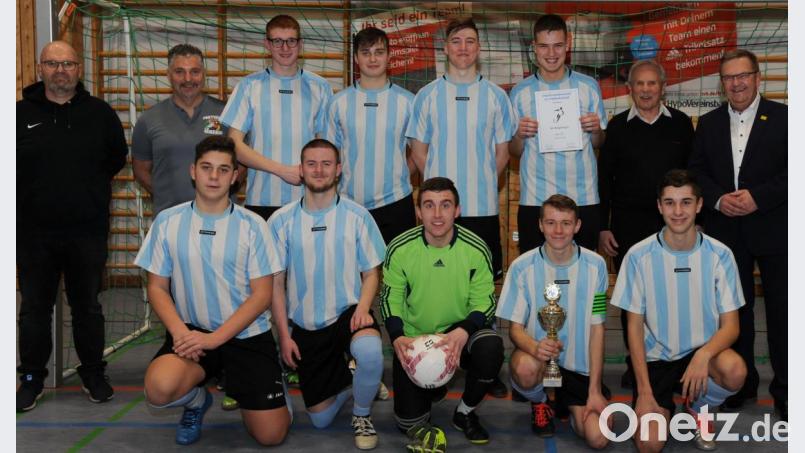 Die A-Junioren des SV Raigering holten sich bei der Amberger Hallenfußball-Stadtmeisterschaft den Siegerpokal. Auf dem Bild (hinten von links) Turnierleiter Markus Nißler vom Ausrichter SC Germania Amberg, Trainer Jürgen Lubritz, Elia Hartmann, Julian Scharl, Benedikt Ries, Felix Ponath, Norbert Fischer vom Stadtverband für Sport, Bürgermeister Martin Preuß, (vorne von links) Leon Lubritz, Maximilian Zill, Floris Bertelshofer, Sebastian Friedrich und Luka Lubritz. Bild: gf