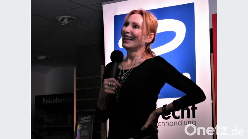 Mit strahlendem Lächeln begrüßte Andrea Sawatzki ihr Publikum. Bild: ubb