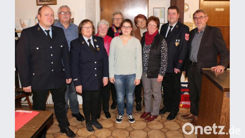 Bürgermeister Josef Etterer, der neue Vorsitzende Klaus Biersack (von rechts) sowie (von links) sein Stellvertreter Marco Phillip dankten Ehrenmitglied Wilhelm Kausler, Sieglinde Groß, Luise Biersack, Barbara Walberer, Anna-Maria Veigl, Mathilde Deubzer und Luise Veigl für ihre Treue zur Unterbrucker Wehr. Bild: rpp