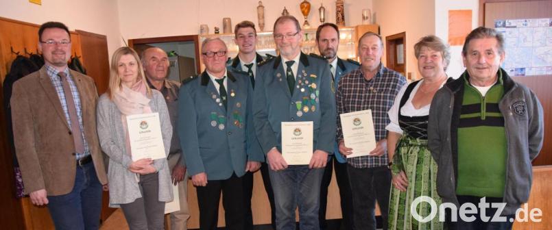Für 25, 40 und 50 Jahre Treue zum Verein wurden in Mendorferbuch Schützenmitglieder geehrt. Dazu gratulierten Bürgermeister Florian Junkes (links), Schützenmeister Johann Viehauser (Vierter von links) und die stellvertretende Schützenmeisterin Barbara Guttenberger (Zweite von rechts). Bild: bö