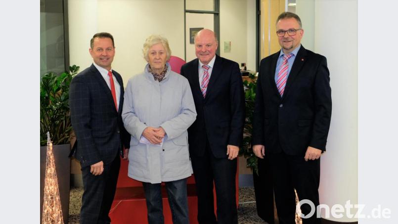 Gretel Flieger nimmt ihren Geldgewinn von Vorstandsmitglied Gerhard Hösl (links), Kundenberater Johann Häusler (2. von rechts) und Marktdirektor Thomas Müllner (rechts) entgegen. Bild: exb