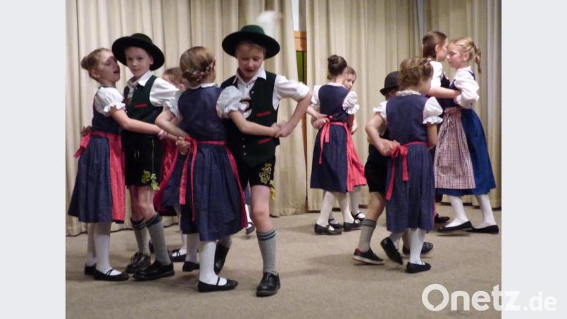 . „D‘ Haidenaabtaler“ aus Trabitz mit der Kindertrachtengruppe unter Leitung von Barbara Heser führen drei Tänze auf, und zwar die „Sternpolka“, den „Kikeriki“ sowie den „Siebenschritt“. Bild: mng