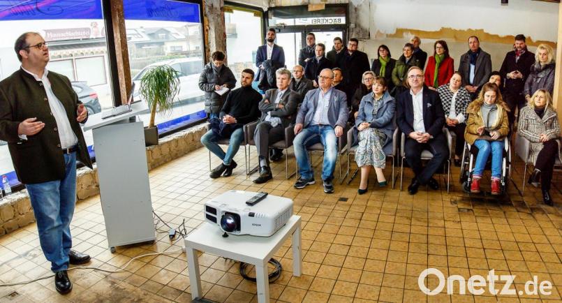 Der Geschäftsführer der Deutschen Systemhaus, Christian Paulus (links), stellte den CSU-Gästen mit Digital-Ministerin Judith Gerlach (vorne, Vierte von rechts) an der Spitze sein Unternehmen im künftigen Sitz vor. Die Firma zieht in die ehemalige Bäckerei Sittl in Ettmannsdorf. Bild: Clemens Hösamer