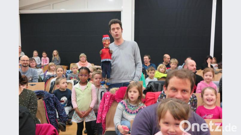 Puppenspieler Marc Rehne (stehend) legte großen Wert auf den Kontakt mit seinem Publikum. Bild: jzk