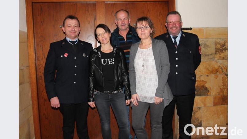 Die Vorsitzenden Berthold Reber (links) und Alfons Scheibl zeichnen langjährige Mitglieder aus. Von den waren Sonja Spandl, Michaela Wittmann (seit 30 Jahren dabei) und Hermann Reber (40 Jahre) gekommen. Bild: pi
