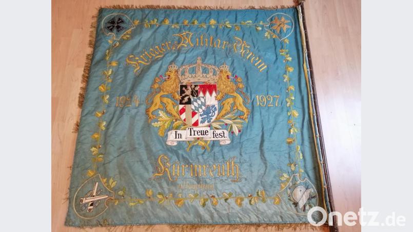 Die über 90 Jahre alte Fahne des Kürmreuther Kriegerverein soll restauriert werden. Bild: wku