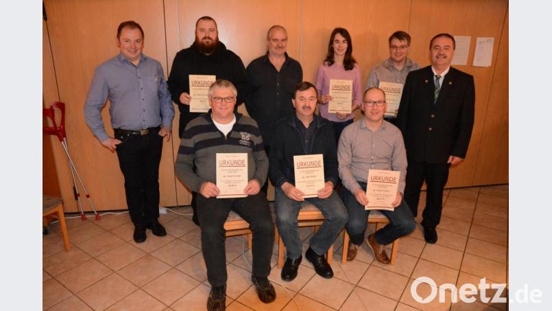 Die Proben- und Auftrittsmeister 2019 mit Vorsitzendem Simon Lösch (links) und Bürgermeister Dotzler (rechts) (hintere Reihe, von links): Markus Schlotmann, Dirigent Gerhard Böller, Anna Schreglmann und Siegfried Siegert; vordere Reihe (von links): Anselm Schöpf, Josef Dotzler, und Jürgen Lindner. Bild: swo