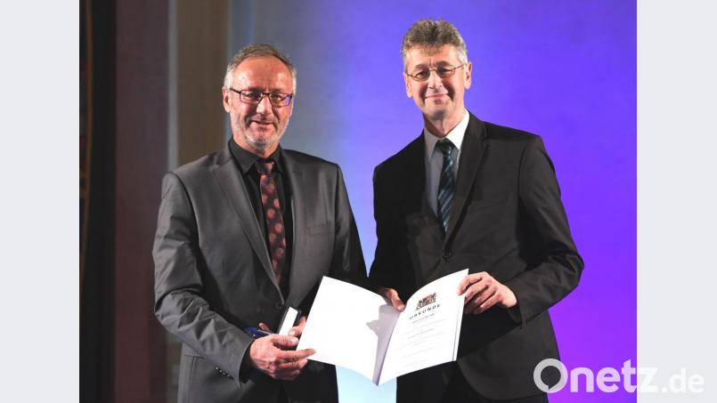 Kultusminister Michael Piazolo (rechts) überreichte Peter von der Sitt (links) die bayerische Schulsportmedaille. Foto: StMWK/Andreas Gebert Bild: ANDREAS GEBERT