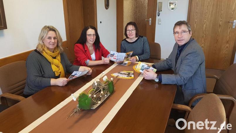 Die Vorsitzende des Fördervereins „Ferienbetreuung Moosbach“ Renate Reisnecker (links) überreicht zusammen mit der Schriftführerin Christine Kick (Zweite von links) ein druckfrisches Exemplar des Programms 2020 an Bürgermeister Hermann Ach und seine Mitarbeiterin Claudia Rieß (Dritte von links). Bild: gi