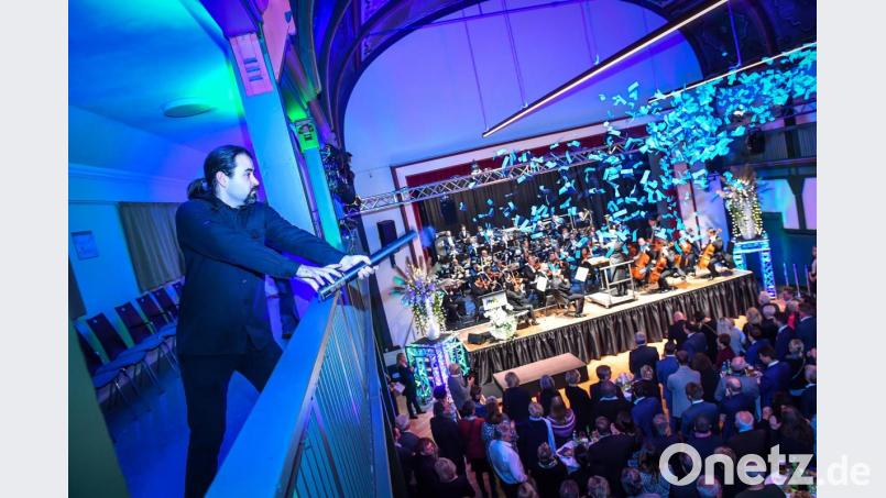 Dicht an dicht drängten sich die vielen Besucher am Mittwochabend beim Neujahrsempfang in der renovierten Marktredwitzer Stadthalle. Bild: Florian Miedl/fph